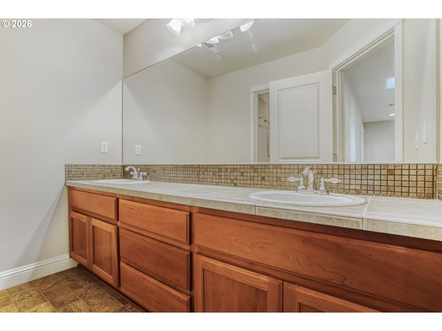 21533 Sw SUSAN Ln, Beaverton, OR 97003