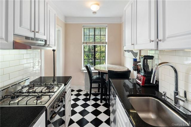 2 Westchester Avenue 2N, White Plains, NY 10601