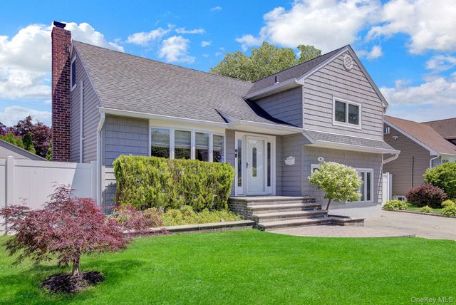 6 Oxford Avenue, Massapequa, NY 11758