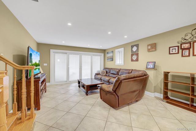 6 Oxford Avenue, Massapequa, NY 11758
