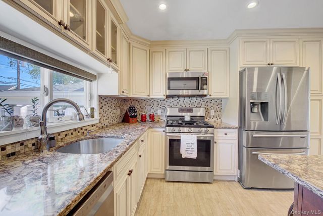 6 Oxford Avenue, Massapequa, NY 11758