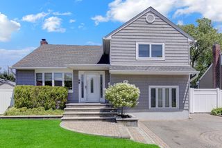 6 Oxford Avenue, Massapequa, NY 11758