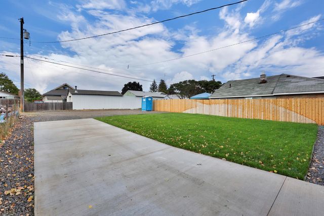 1733 E Lacrosse Ave, Spokane, WA 99207