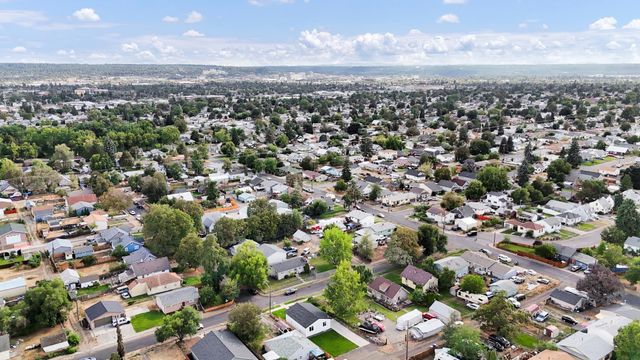 1733 E Lacrosse Ave, Spokane, WA 99207