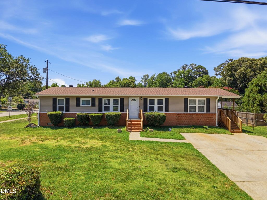320 E Earp Street, Holly Springs, NC 27540