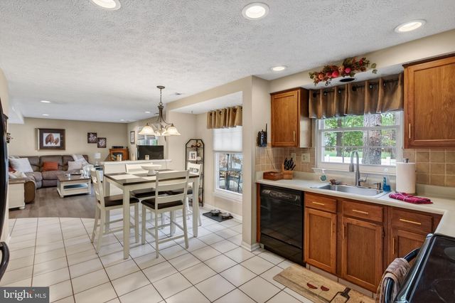 52 MASTERS CIR, Marlton, NJ 08053