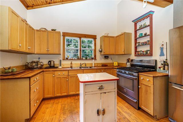 679 County Road 332, Eureka Springs, AR 72632