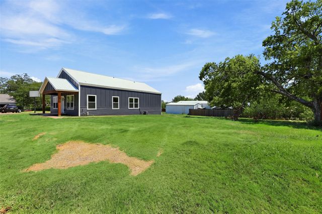 214 D Street, Whitesboro, TX 76273