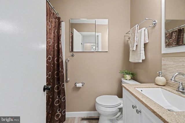 11 W HIGHLAND AVE, Enola, PA 17025