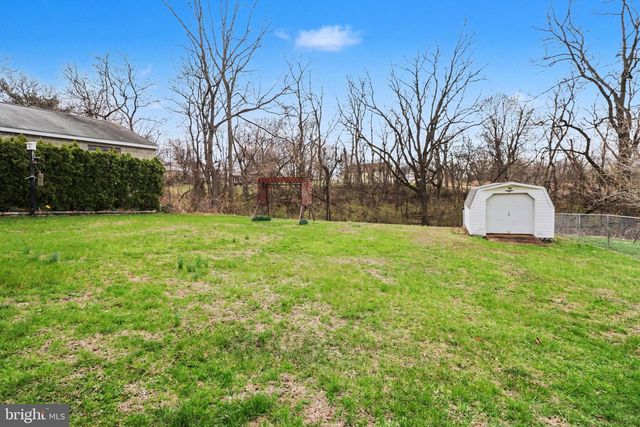 11 W HIGHLAND AVE, Enola, PA 17025