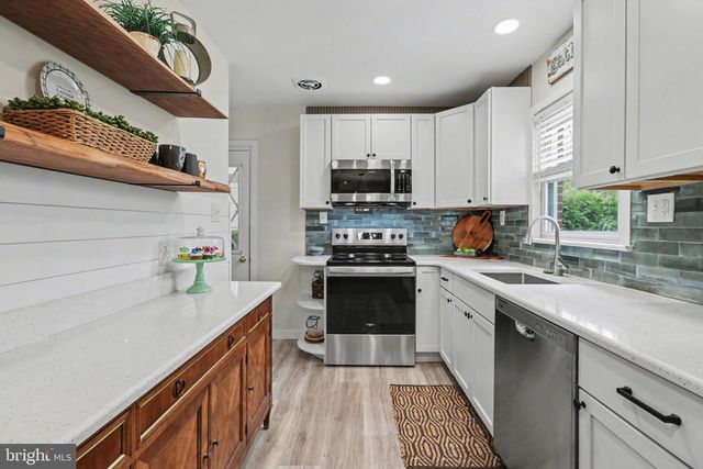 11 W HIGHLAND AVE, Enola, PA 17025