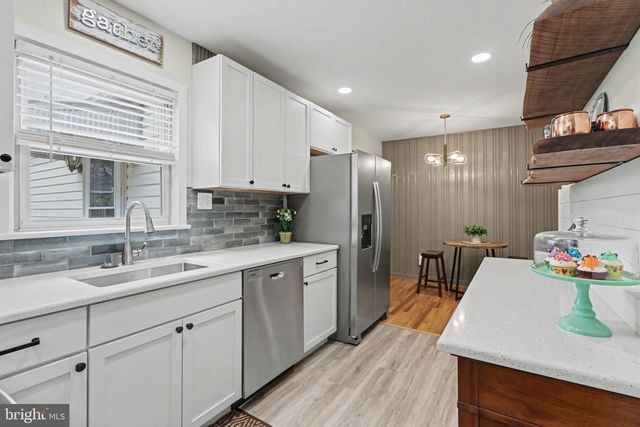 11 W HIGHLAND AVE, Enola, PA 17025