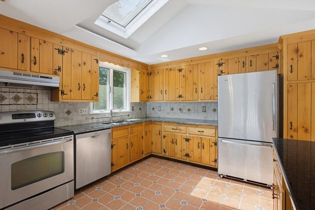 37 Woodbury Rd, Southborough, MA 01772