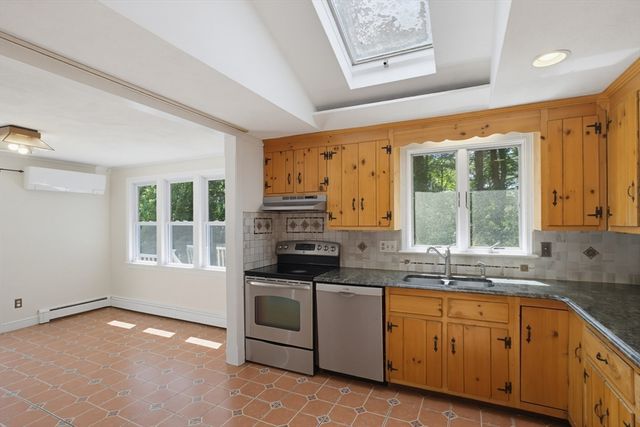 37 Woodbury Rd, Southborough, MA 01772