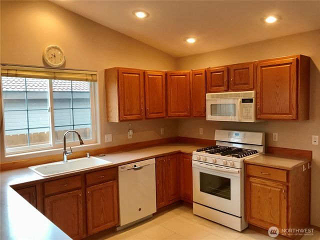310 E Tanglewood Drive, Moses Lake, WA 98837