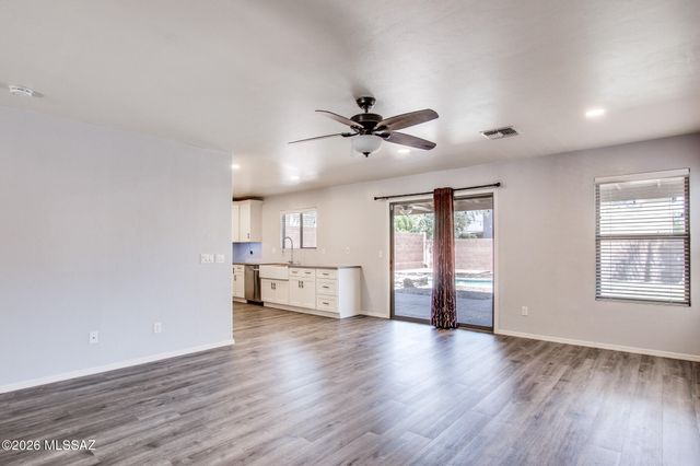 694 W Amber Sun Drive, Green Valley, AZ 85614