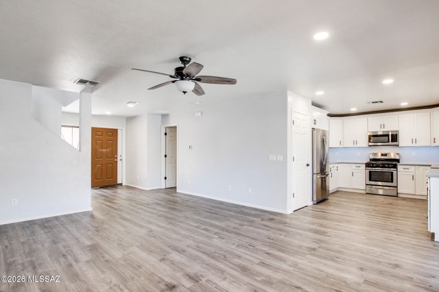 694 W Amber Sun Drive, Green Valley, AZ 85614