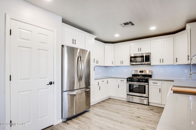 694 W Amber Sun Drive, Green Valley, AZ 85614