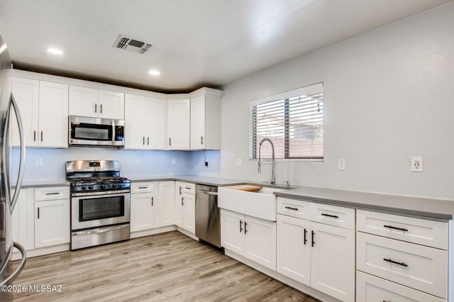 694 W Amber Sun Drive, Green Valley, AZ 85614