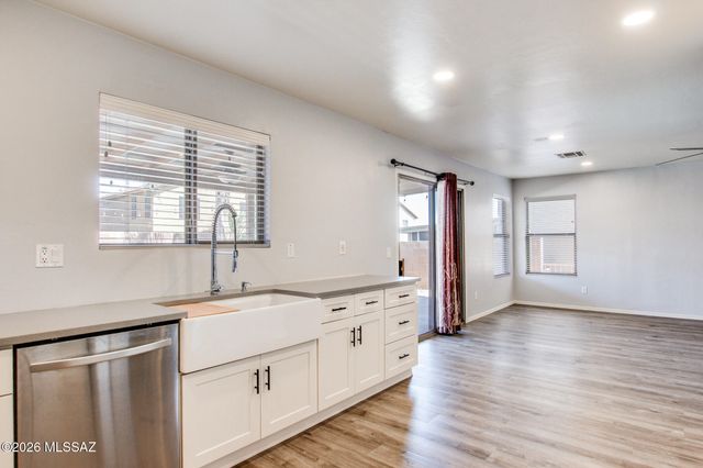 694 W Amber Sun Drive, Green Valley, AZ 85614