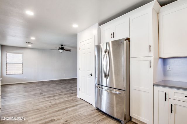 694 W Amber Sun Drive, Green Valley, AZ 85614