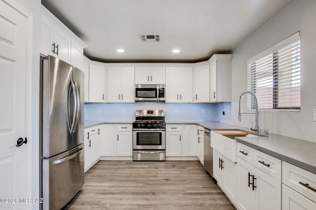 694 W Amber Sun Drive, Green Valley, AZ 85614