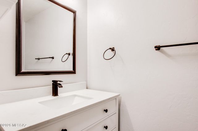 694 W Amber Sun Drive, Green Valley, AZ 85614