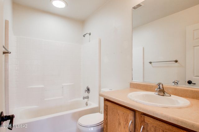 694 W Amber Sun Drive, Green Valley, AZ 85614