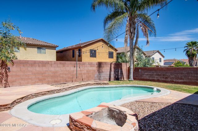 694 W Amber Sun Drive, Green Valley, AZ 85614
