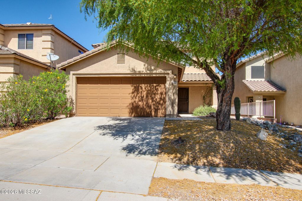 694 W Amber Sun Drive, Green Valley, AZ 85614