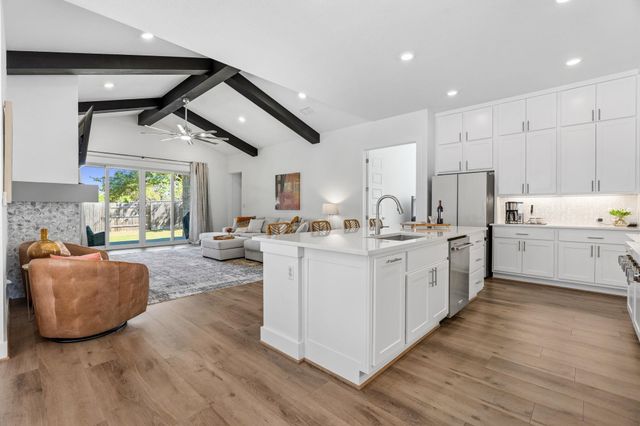 306 Bridge Water LOOP, Dripping Springs, TX 78620