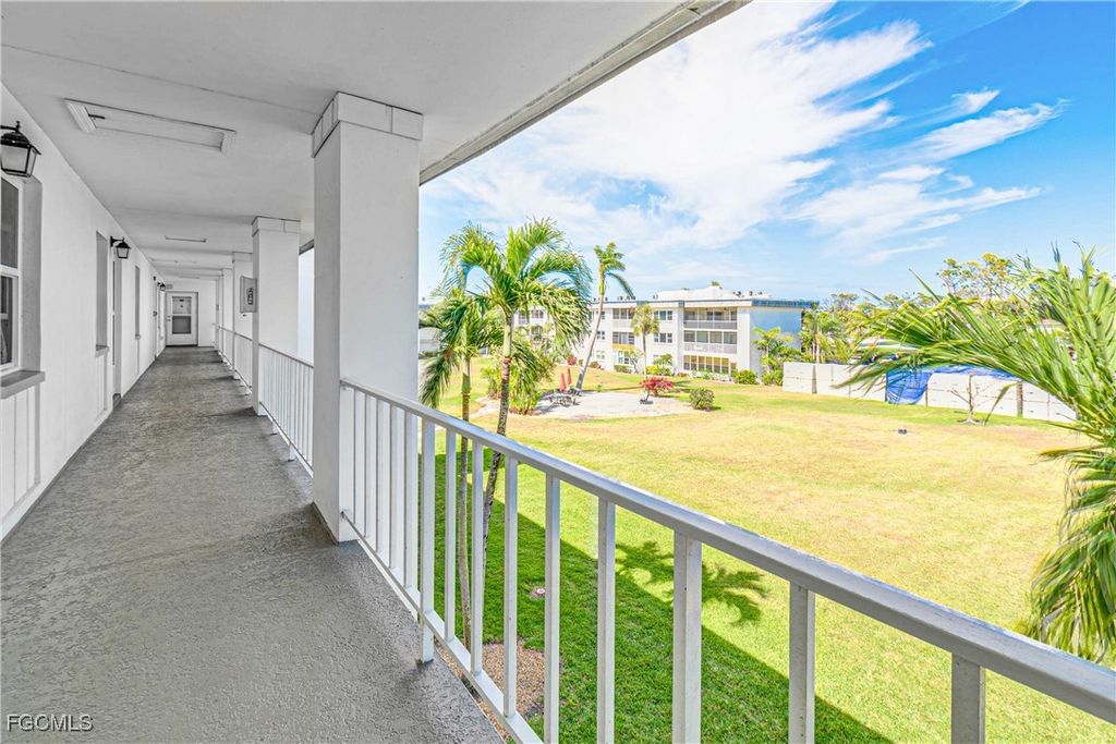 1724 Pine Valley DR 318, Fort Myers, FL 33907