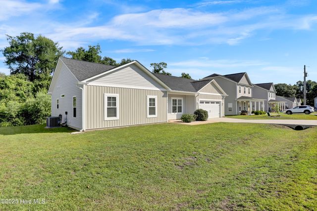 306 Holbrook Lane, Hubert, NC 28539