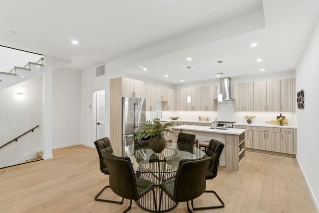 908 woodside, Redwood City, CA 94061