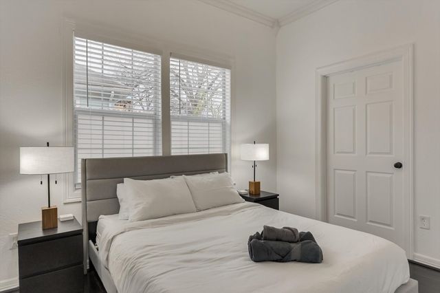 909 Elsbeth Street, Dallas, TX 75208