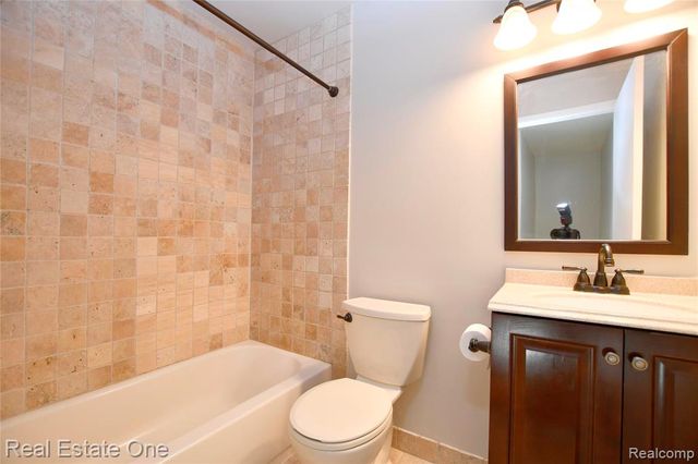 1527 Mariner Drive, Walled Lake, MI 48390