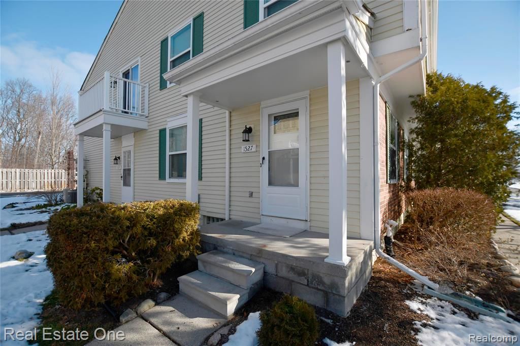 1527 Mariner Drive, Walled Lake, MI 48390