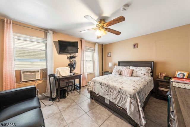 526 Jackson Ave, Elizabeth City, NJ 07201