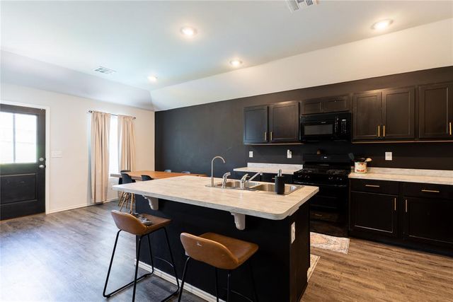 9701 Laredo Lane, Yukon, OK 73099