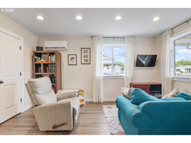 4758 HAYESVILLE Dr, Salem, OR 97305