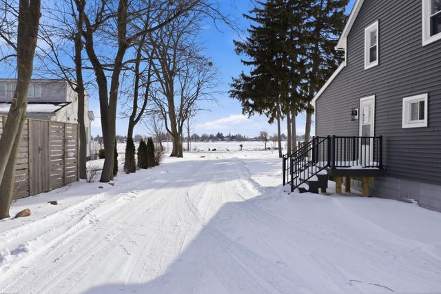 8600 River Road, Cottrellville Twp, MI 48039