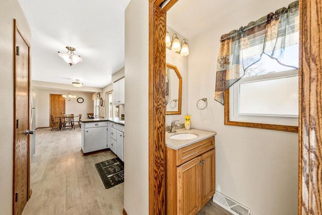 1041 London STREET, Menasha, WI 54952