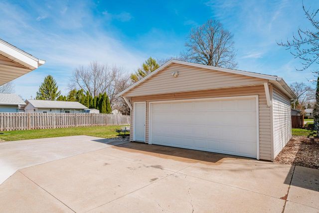 1041 London STREET, Menasha, WI 54952