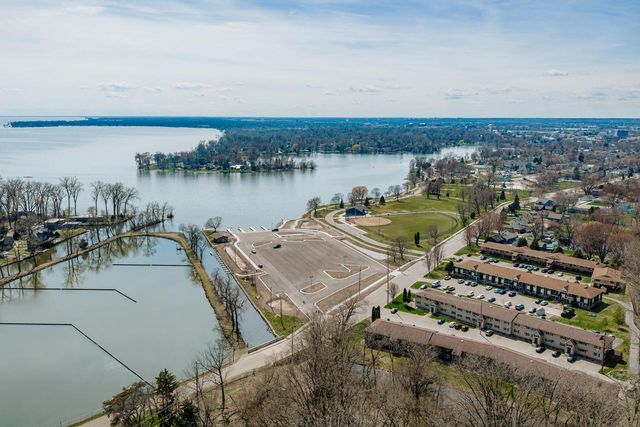 1041 London STREET, Menasha, WI 54952