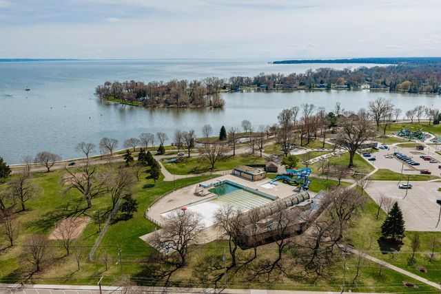 1041 London STREET, Menasha, WI 54952