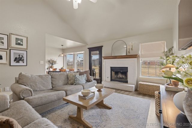 11827 Valley Avenue, Collinsville, OK 74021