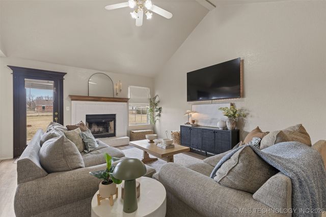 11827 Valley Avenue, Collinsville, OK 74021