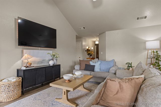 11827 Valley Avenue, Collinsville, OK 74021