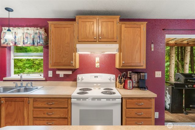 22221 S Forest Loop Road, Granite Falls, WA 98252
