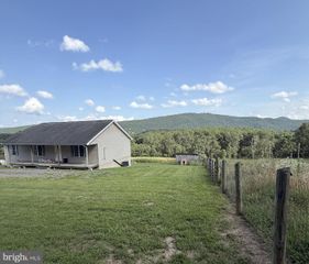 14 RIVER GLEN RD, Paw Paw, WV 25434